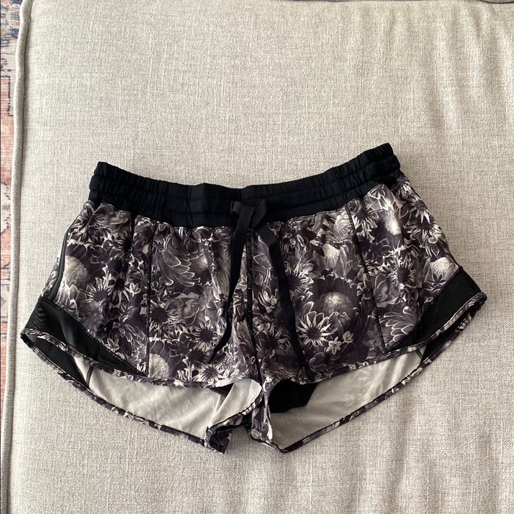Lululemon Hotty Hot Shorts 2.5” Size 8